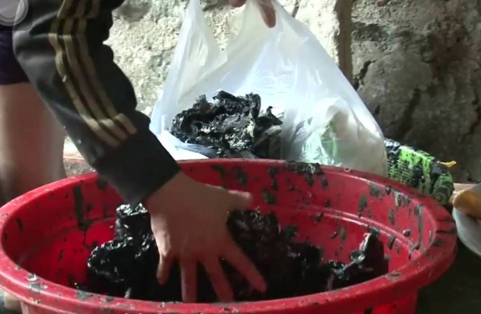 Theo chủ cơ sở,&nbsp;loại h&oacute;a chất tr&ecirc;n được tạo th&agrave;nh từ nhựa th&ocirc;ng kết hợp với nến, đun n&oacute;ng l&ecirc;n rồi nh&uacute;ng vịt v&agrave;o sau đ&oacute; b&oacute;c lớp vỏ th&igrave; l&ocirc;ng vịt sẽ được l&agrave;m rất sạch.