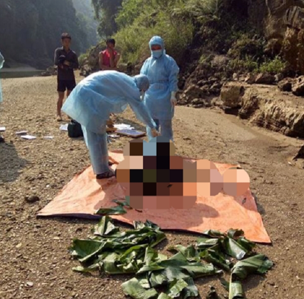 Ph&aacute;p y đang tiến h&agrave;nh kh&aacute;m nghiệm tử thi. Ảnh: Facebook.