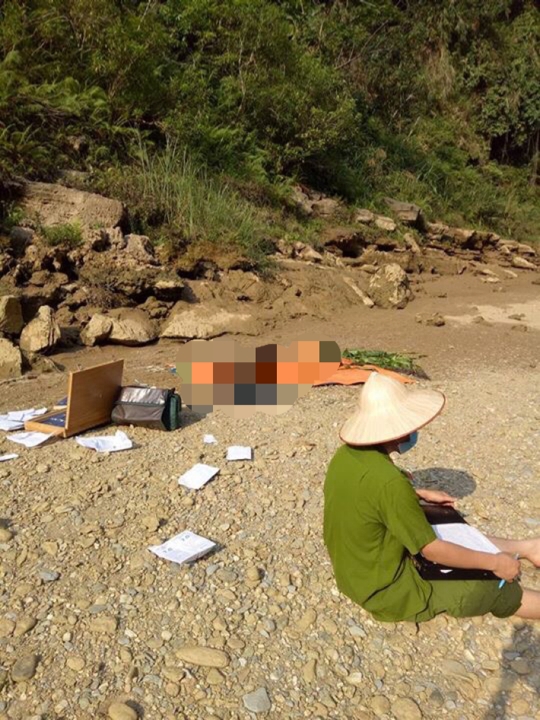 X&aacute;c chết đang trong qu&aacute; tr&igrave;nh ph&acirc;n huy nằm ngay cạnh bờ s&ocirc;ng gần Hang Ti&ecirc;n. Ảnh: Facebook.