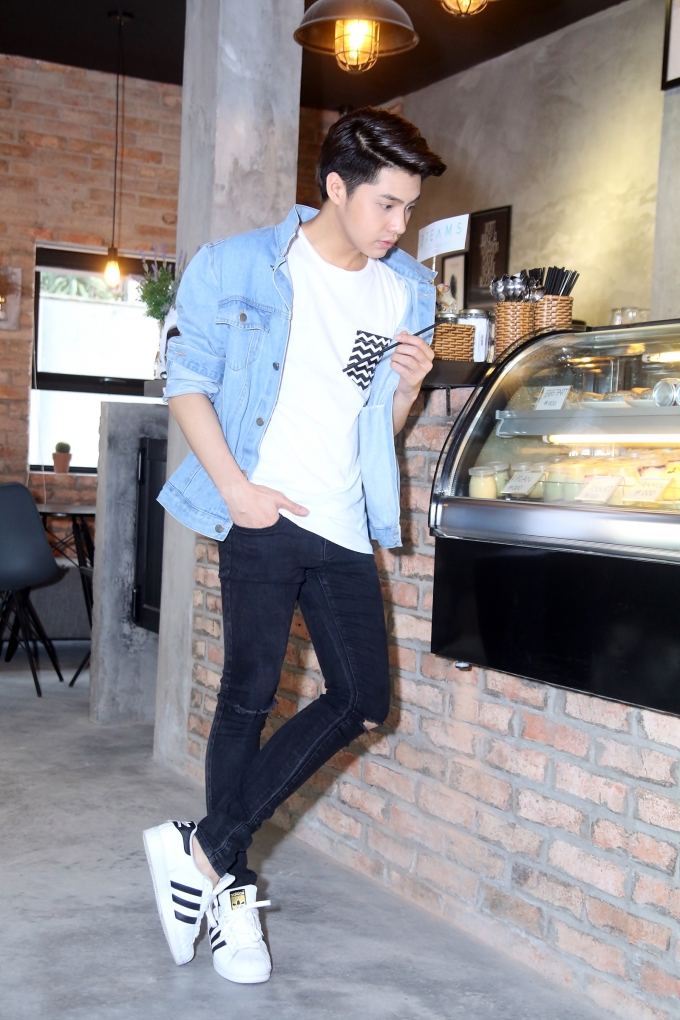 Noo cho biết, khi l&ecirc;n s&acirc;n khấu, anh thường rất chỉn chu v&agrave; d&agrave;nh nhiều thời gian, tiền bạc đầu tư v&agrave;o quần &aacute;o cho ph&ugrave; hợp với t&iacute;nh chất c&ocirc;ng việc nhưng ngo&agrave;i đời thường, anh th&iacute;ch ăn mặc đơn giản, nhẹ nh&agrave;ng.