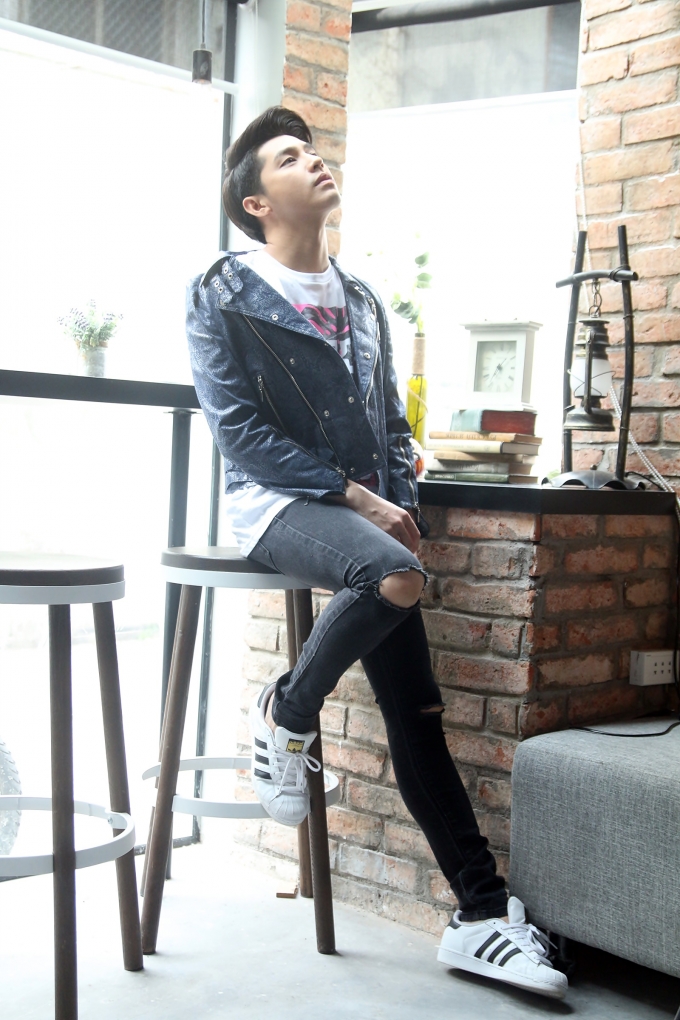 Anh cho biết, chuỗi đ&ecirc;m nhạc Dấu Ấn Xanh sẽ mang m&agrave;u sắc s&ocirc;i động với c&aacute;c ca kh&uacute;c hits nhất được remix lại cho ph&ugrave; hợp với t&iacute;nh chất đ&ecirc;m nhạc.