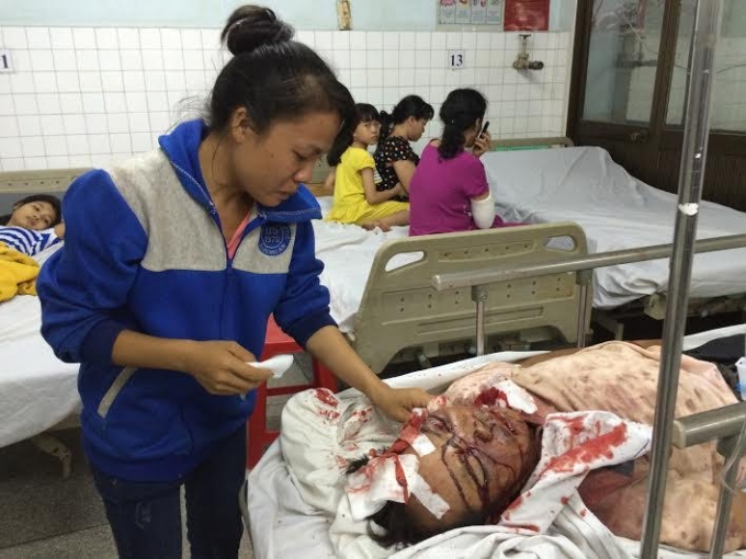 Con g&aacute;i đang chăm s&oacute;c cha tại Bệnh viện.