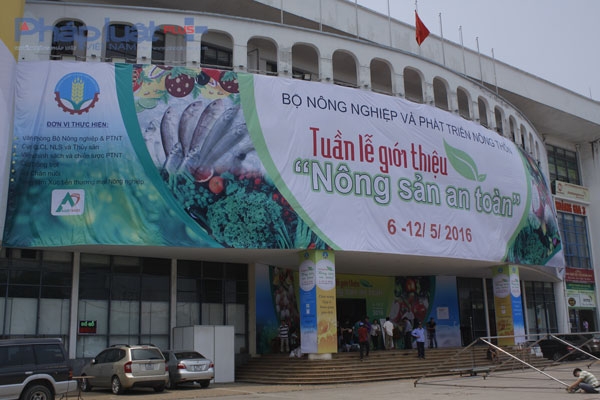 Bộ N&ocirc;ng nghiệp v&agrave; Ph&aacute;t triển N&ocirc;ng th&ocirc;n tổ chức Tuần lễ giới thiệu &ldquo;N&ocirc;ng sản an to&agrave;n&rdquo; v&agrave; c&ocirc;ng bố Chương tr&igrave;nh &ldquo;Địa chỉ Xanh - N&ocirc;ng sản Sạch&rdquo; tại Trung t&acirc;m X&uacute;c tiến thương mại N&ocirc;ng nghiệp (số 489 Ho&agrave;ng Quốc Việt, Cầu Giấy, H&agrave; Nội).