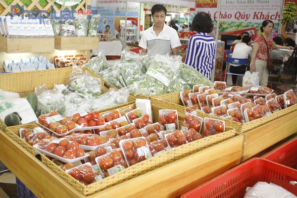 C&aacute;c mặt h&agrave;ng được b&agrave;y b&aacute;n tại&nbsp;Tuần lễ &ldquo;N&ocirc;ng sản an to&agrave;n&rdquo;.