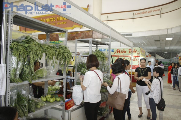 Rất nhiều người d&acirc;n tấp nập đến những gian h&agrave;ng mua thực phẩm sạch để về d&ugrave;ng.