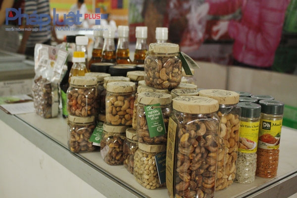 C&aacute;c loại hạt như điều, b&iacute;, cf&eacute; cũng c&oacute; mặt tại đ&acirc;y.