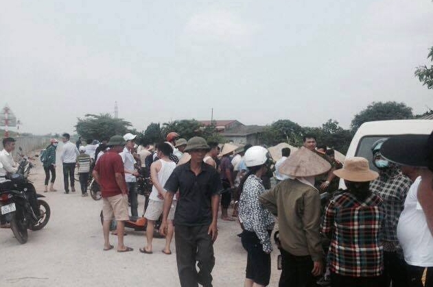 H&agrave;ng trăm người d&acirc;n hoang mang về sự việc xảy ra.