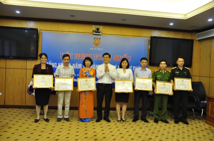 C&aacute;c c&aacute; nh&acirc;n c&oacute; th&agrave;nh t&iacute;ch xuất sắc được tặng Băng khen.