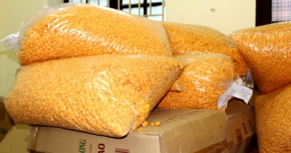 Nhập hàng tấn kẹo, bim bim không rõ nguồn gốc để đưa lên miền núi tiêu thụ