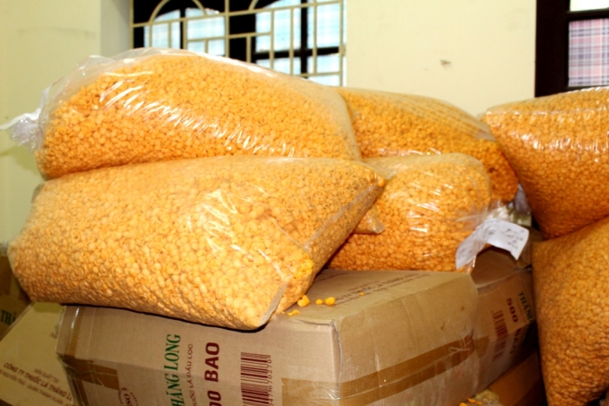 Tại cơ sở kinh doanh, lực lượng chức năng thu giữ 2,5 tấn b&aacute;nh kẹo, bim bim đều kh&ocirc;ng c&oacute; nguồn gốc xuất xứ.