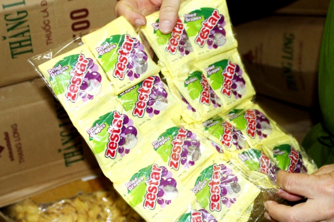 Tất cả h&agrave;ng h&oacute;a tại đ&acirc;y đều kh&ocirc;ng r&otilde; nguồn gốc xuất xứ, chủ cơ sở khai nhận nhập số h&agrave;ng tr&ecirc;n từ những xe kh&aacute;ch rồi sau đ&oacute; sẽ ph&acirc;n phối cho c&aacute;c đại l&yacute; ở miền n&uacute;i ti&ecirc;u thụ.&nbsp;