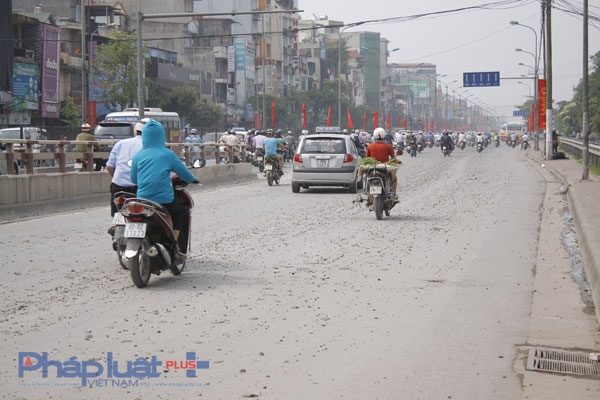 Khi sự việc n&agrave;y xảy ra v&agrave; k&eacute;o d&agrave;i cho đến gần trưa nhưng kh&ocirc;ng thấy lực lượng chức năng xử l&yacute;. Được biết, tuyến đường giao th&ocirc;ng n&agrave;y do đội CSGT đội 14 gi&aacute;m s&aacute;t, ph&acirc;n luồng.