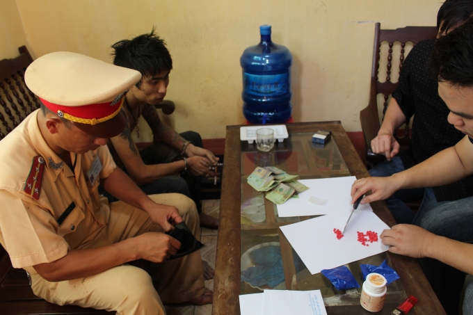 C&aacute;c đối tượng v&agrave; tang vật đang được cơ quan chức năng kiểm tra.