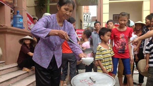 B&agrave; Nguyễn Thị Th&igrave;n - n&ocirc;ng d&acirc;n m&ugrave; chữ, tham gia nấu ch&aacute;o t&iacute;ch cực nhất, bị &aacute;n sơ thẩm tuy&ecirc;n 60 th&aacute;ng t&ugrave; v&agrave; bị tạm giam từ 1/7/2014.