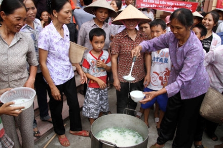 Nh&acirc;n d&acirc;n x&atilde; Li&ecirc;n Hiệp bắt đầu nấu ch&aacute;o chống tham nhũng trong s&acirc;n UBND x&atilde; Li&ecirc;n Hiệp từ th&aacute;ng 4.2011.