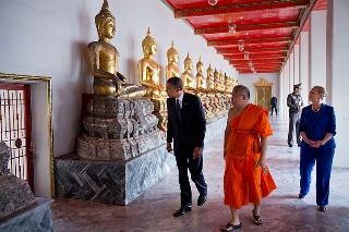 Tổng thống Hoa Kỳ viếng ch&ugrave;a trong một lần c&ocirc;ng du Th&aacute;i Lan.