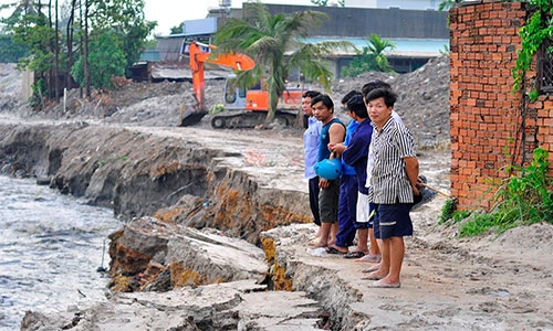Bờ k&egrave; tiền tỷ vừa nghiệm thu đ&atilde; đổ sập.