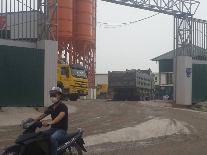 Xe chở b&ecirc; t&ocirc;ng ra v&agrave;o tấp nập.