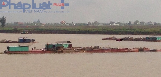 11 t&agrave;u h&uacute;t c&aacute;t tr&aacute;i ph&eacute;p tr&ecirc;n s&ocirc;ng Hồng đoạn cửa Ba Lạt đổ ra biển chiều ng&agrave;y 1/5.&nbsp;