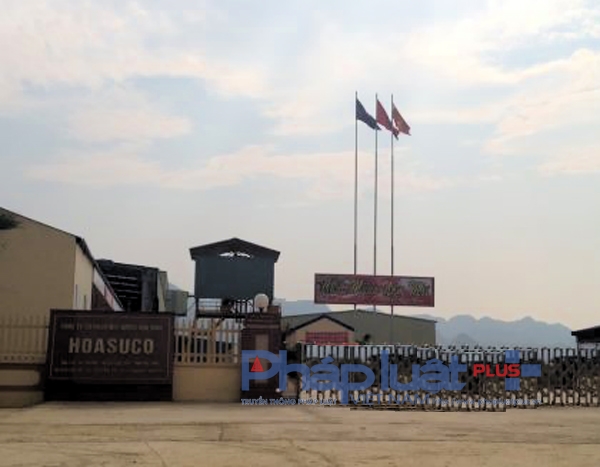 Nh&agrave; m&aacute;y sản xuất m&iacute;a đường thuộc C&ocirc;ng ty cổ phần m&iacute;a đường H&ograve;a B&igrave;nh (trụ sở tại x&atilde; T&acirc;n Mỹ, huyện Lạc Sơn, tỉnh H&ograve;a B&igrave;nh) đ&atilde; thừa nhận xả thải g&acirc;y &ocirc; nhiễm ra s&ocirc;ng Bưởi. (Ảnh: A.Thắng)