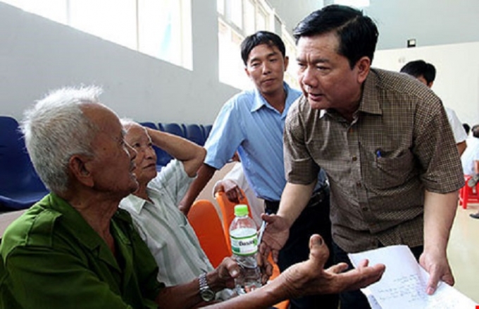 &Ocirc;ng Đinh La Thăng xuống tận nơi ghi nhận &yacute; kiến cử tri Huỳnh Văn Thanh (x&atilde; Trung An, huyện Củ Chi) về việc đề nghị lập bia tưởng niệm s&ocirc;ng lưu. Ảnh: HO&Agrave;NG GIANG.