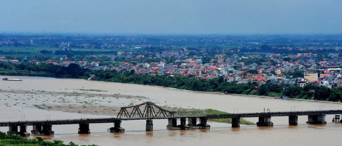 Si&ecirc;u dự &aacute;n giao th&ocirc;ng kết hợp thủy điện 1 tỷ USD được c&aacute;c chuy&ecirc;n gia đ&aacute;nh gi&aacute; sẽ lấy đi vựa l&uacute;a đồng bằng s&ocirc;ng Hồng v&agrave; c&oacute; nhiều t&aacute;c động lớn đến kinh tế, x&atilde; hội.