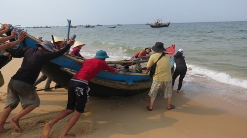 Chuẩn bị ra khơi bắt đầu chuyến lặn biển.