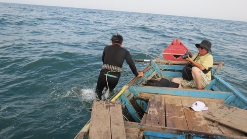 Anh Thủy trong bộ đồ lặn chuy&ecirc;n nghiệp xuống nước.