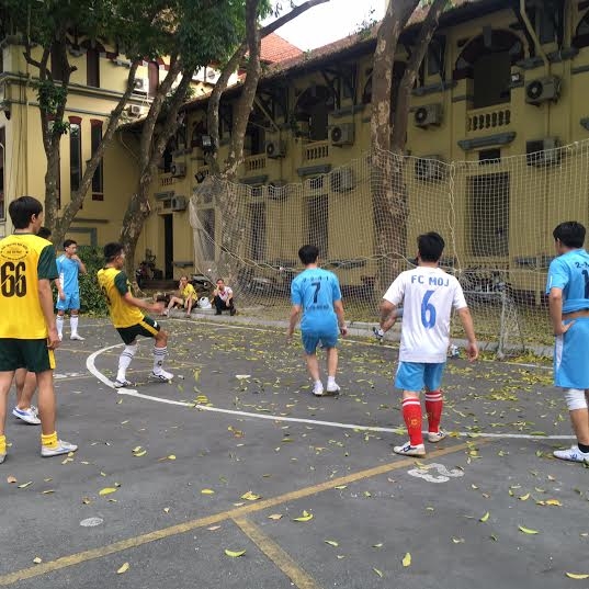 Vũ Thanh T&ugrave;ng (&aacute;o v&agrave;ng xanh đeo k&iacute;nh) đ&atilde; ghi 4 b&agrave;n thắng tại trận n&agrave;y, g&oacute;p phần cho Li&ecirc;n đơn vị BTNN, ĐKQGGDBĐ gi&agrave;nh v&eacute; thứ 2 v&agrave;o b&aacute;n kết