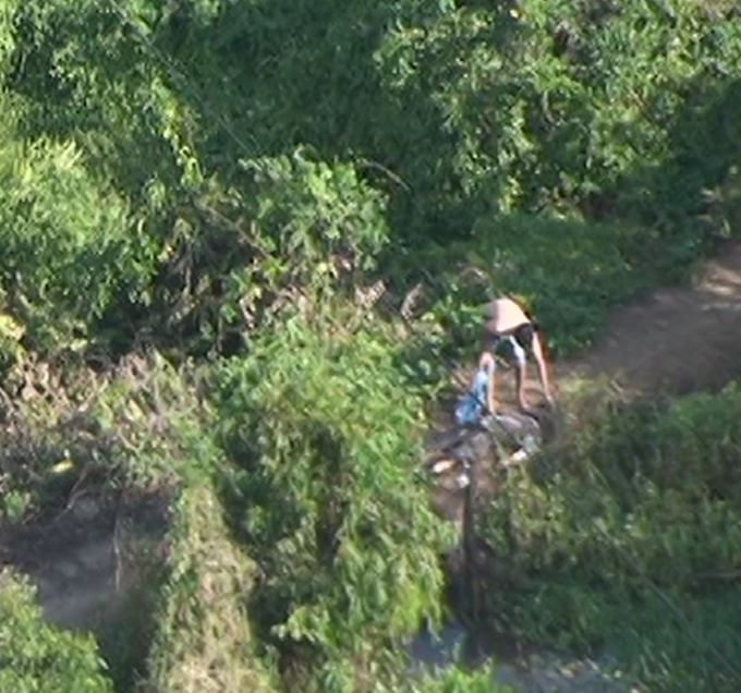 Nạn nh&acirc;n nằm tr&ecirc;n bờ sau khi bị điện giật.