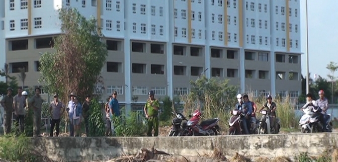 Lực lượng chức năng c&oacute; mặt tại hiện trường.