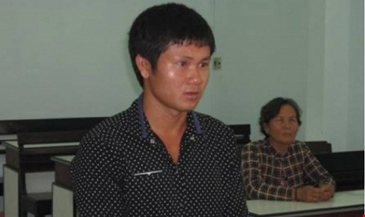 Bị c&aacute;o Nguyễn Gần trước v&agrave;nh m&oacute;ng ngựa.