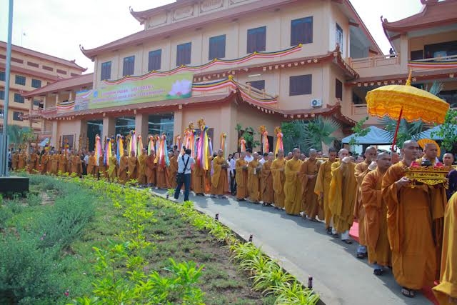 Đ&ocirc;ng đảo Phật tử c&aacute;c đạo tr&agrave;ng gần xa gần đ&atilde; đến tham dự.