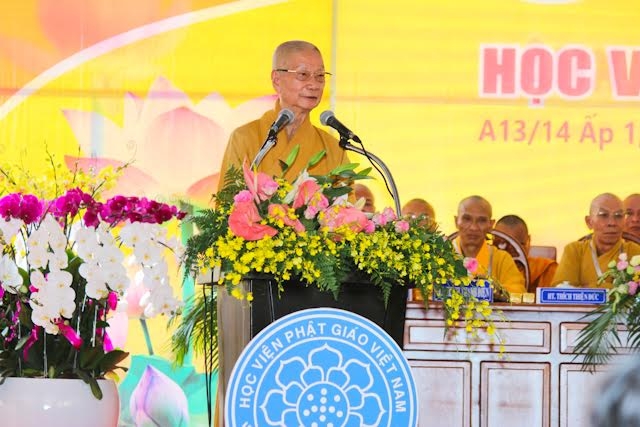 H&ograve;a thượng Th&iacute;ch Tr&iacute; Quảng - Ph&oacute; Ph&aacute;p chủ Hội đồng Chứng Minh GHPGVN - Viện trưởng Học viện ph&aacute;t biểu&nbsp;khai mạc buổi lễ.
