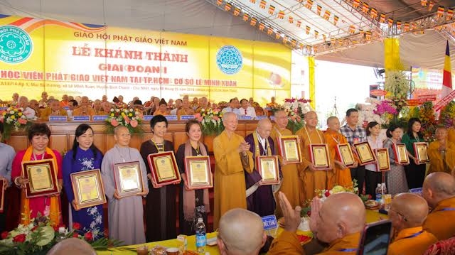 H&ograve;a thượng viện trưởng thay mặt cho Học viện đ&atilde; trao nhiều bảng v&agrave;ng v&agrave; bằng tuy&ecirc;n c&ocirc;ng đức cho c&aacute;c tập thể v&agrave; c&aacute; nh&acirc;n đ&atilde; chung tay hỹ c&uacute;ng x&acirc;y dựng Học viện.&nbsp;