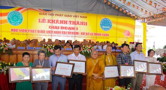 HT Th&iacute;ch Gi&aacute;c To&agrave;n trao bằng tuy&ecirc;n c&ocirc;ng đức.