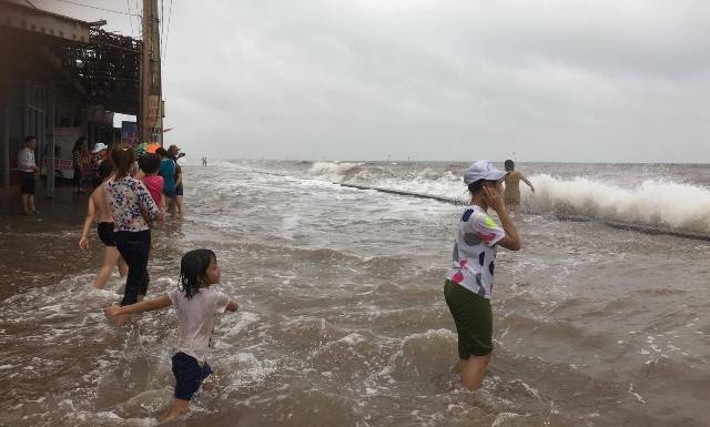 Con đường ven biển đ&atilde; ngập nước.