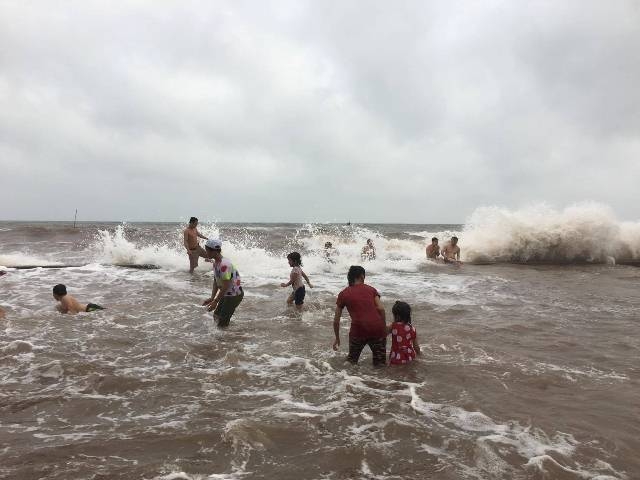 Nhiều đứa trẻ tỏ ra th&iacute;ch th&uacute; khi được tắm biển ngay tr&ecirc;n đường.