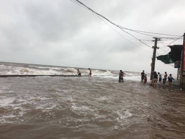 Đường ven biển ngập nước đ&atilde; trở th&agrave;nh b&atilde;i tắm với người d&acirc;n v&agrave; du kh&aacute;ch.