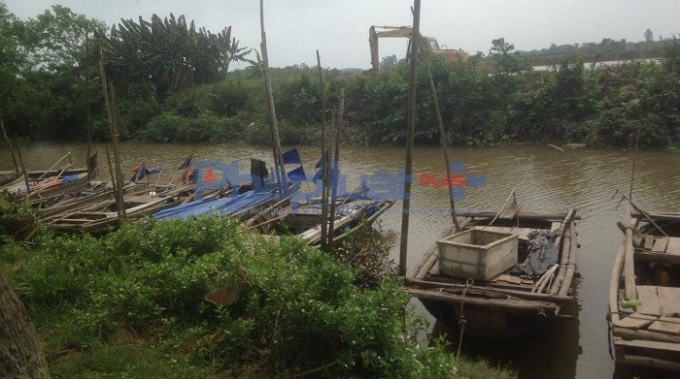 Từ nhiều th&aacute;ng nay, thuyền b&egrave; của b&agrave; con ngư d&acirc;n x&atilde; Thụy Trường (huyện Th&aacute;i Thụy, tỉnh Th&aacute;i B&igrave;nh) phải nằm im tr&ecirc;n bến như thế n&agrave;y v&igrave; ngư d&acirc;n kh&ocirc;ng c&ograve;n b&atilde;i triều để khai th&aacute;c, đ&aacute;nh bắt thủy hải sản. Ảnh: Trung Du.