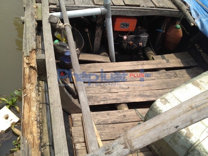 Chiếc thuyền l&agrave; đầu cơ nghiệp của anh Vũ Quang Anh giờ c&oacute; dấu hiệu mục ruỗng v&igrave; nằm im phơi mưa, phơi nắng từ nhiều th&aacute;ng nay tr&ecirc;n bến. Anh n&oacute;i thuyền của anh chung với một người nữa mới đ&oacute;ng được hơn 1 năm, tổng gi&aacute; trị khoảng 30 triệu đồng. Ảnh: Trung Du.