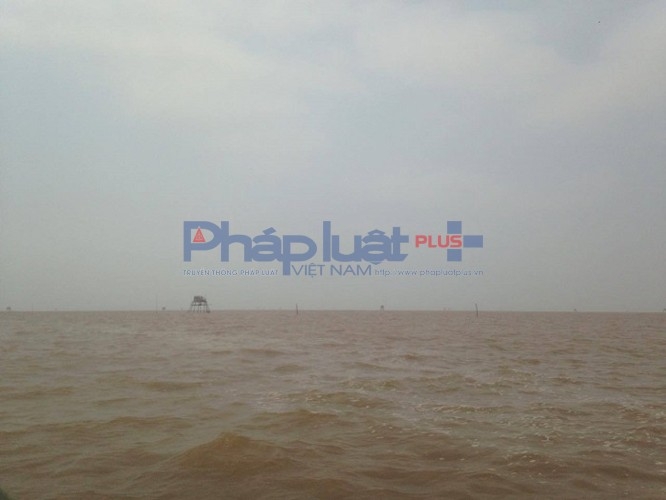 Khu vực b&atilde;i triều tr&ecirc;n biển thuộc địa phận x&atilde; Thụy Trường (huyện Th&aacute;i Thụy, tỉnh Th&aacute;i B&igrave;nh) bị c&aacute;c đối tượng tự &yacute; lấn chiếm tr&aacute;i ph&eacute;p, cắm cọc, dựng ch&ograve;i, qu&acirc;y v&acirc;y nu&ocirc;i thả ngao vạng, kh&ocirc;ng thuộc v&ugrave;ng qui hoạch của UBND huyện Th&aacute;i Thụy. Ảnh: Trung Du. &nbsp;