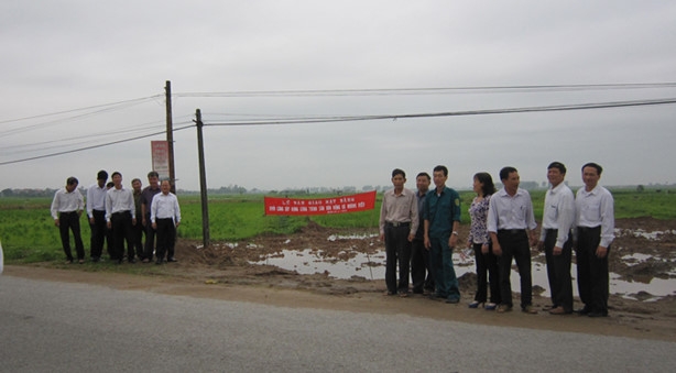 Lễ b&agrave;n giao mặt bằng x&acirc;y dựng s&acirc;n vận động x&atilde; Ho&agrave;ng Diệu. Ảnh: do b&ecirc;n mời thầu cung cấp