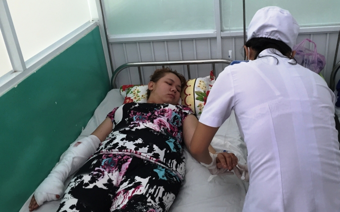 Chị Yến ở bệnh viện với nhiều vết thương ở tay.