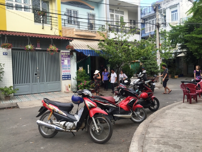 Cơ quan chức năng lấy lời khai tại hiện trường.