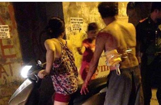 &Ocirc;ng Tr. được người nh&agrave; đưa đi bệnh viện cấp cứu.