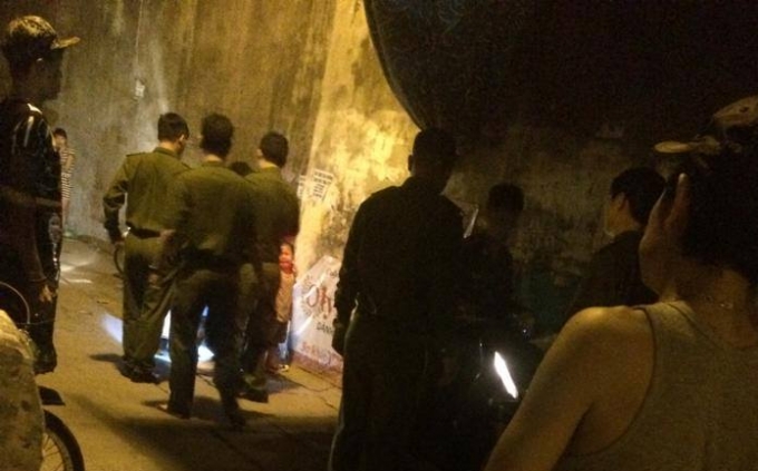 Lực lượng chức năng c&oacute; mặt tại hiện trường giải quyết vụ việc.