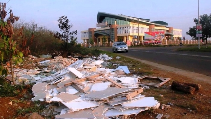 Rất nhiều b&atilde;i r&aacute;c như thế n&agrave;y đang bủa v&acirc;y xung quanh trung t&acirc;m văn h&oacute;a th&agrave;nh phố.