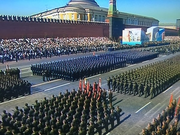 Theo h&atilde;ng tin Sputnik của Nga, khoảng 10.000 binh sĩ, 135 phương tiện qu&acirc;n sự v&agrave; 71 m&aacute;y bay đ&atilde; tham gia cuộc duyệt binh kỷ niệm 71 năm chiến thắng Ph&aacute;t x&iacute;t.