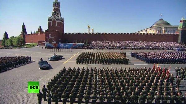 Ngo&agrave;i c&aacute;c sự kiện được ch&iacute;nh phủ tổ chức, tại Nga v&agrave; c&aacute;c quốc gia Li&ecirc;n X&ocirc; cũ, người d&acirc;n cũng tổ chức c&aacute;c cuộc tuần h&agrave;nh, mang theo di ảnh của những người th&acirc;n đ&atilde; thiệt mạng trong cuộc chiến chống ph&aacute;t x&iacute;t 71 năm về trước.